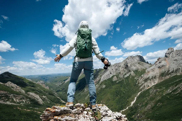 標高の高い山の頂上にカメラを持つ写真家 — ストック写真