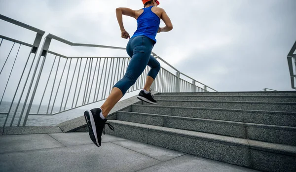 Zdrowy Styl Życia Fitness Sport Kobieta Biegnie Schodach Nadmorskim Szlaku — Zdjęcie stockowe