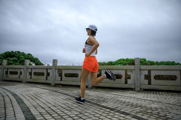 Fitness Vrouw Loper Hardlopen Aan Zee — Stockfoto