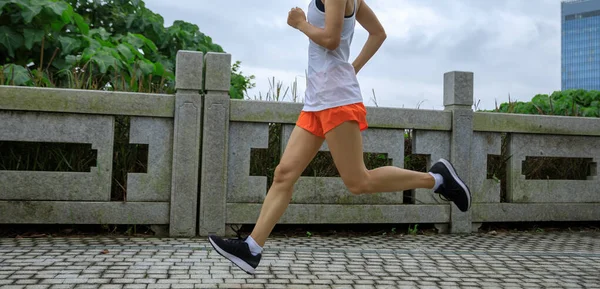 Fitness Vrouw Loper Loopt Het Park — Stockfoto