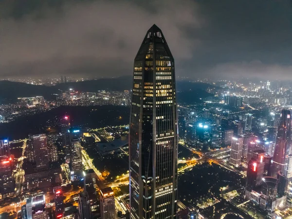 Çin Shenzhen Şehrinde Gece Vakti Bir Finans Merkezinin Görüntüsü — Stok fotoğraf