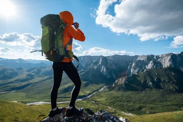 高地の山でハイキングする女性ハイカー — ストック写真