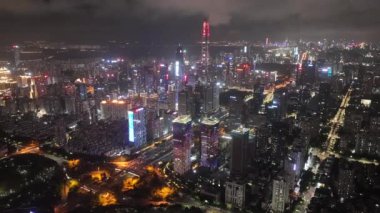 Işıklı modern şehrin gece manzarası