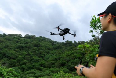 Uçan Drone bahar ormanında