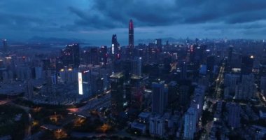 Işıklı modern şehrin gece manzarası