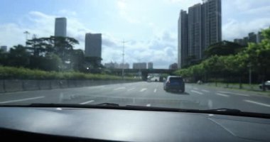 Araba yolda giderken çekilen görüntüler.