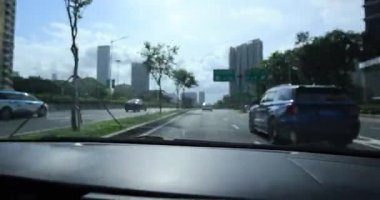 Araba yolda giderken çekilen görüntüler.