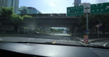 Araba yolda giderken çekilen görüntüler.