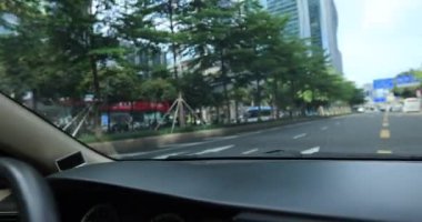 Araba yolda giderken çekilen görüntüler.