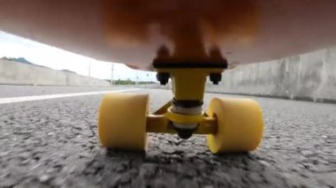 Shenzhen City 'de, kaykay pistinin altında kaykay yapan insanlar var.