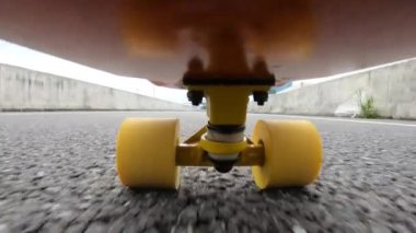 Shenzhen City 'de, kaykay pistinin altında kaykay yapan insanlar var.