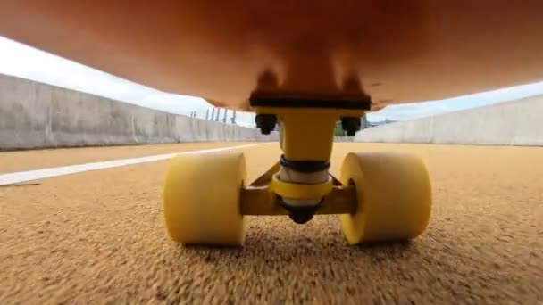 Ανθρώπινη Ιππασία Skateboard Στο Δρόμο Στην Πόλη Shenzhen Σύμφωνα Skateboard — Αρχείο Βίντεο
