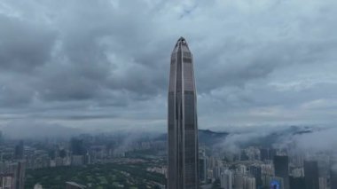 Modern şehir binalarının ve gökdelenlerin havadan görünüşü