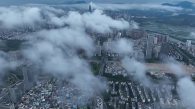 Modern şehir binalarının ve gökdelenlerin havadan görünüşü