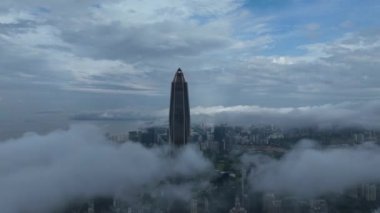 Modern şehir binalarının ve gökdelenlerin havadan görünüşü