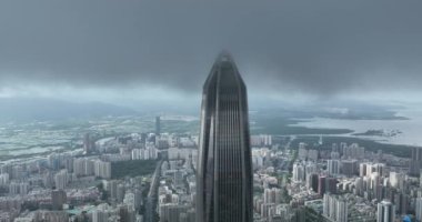 Modern şehir binalarının ve gökdelenlerin havadan görünüşü