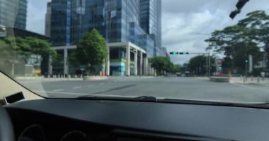 Araba yolda giderken çekilen görüntüler.