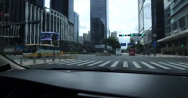 Araba yolda giderken çekilen görüntüler.