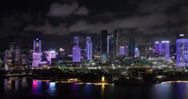 Modern gece şehrinin güzel manzarası