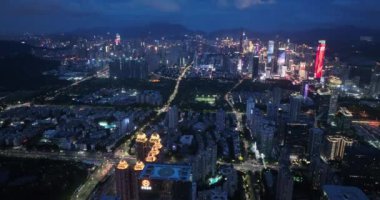 Modern gece şehrinin güzel manzarası