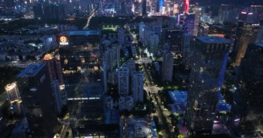 Modern gece şehrinin güzel manzarası