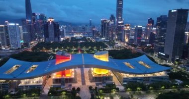 Modern gece şehrinin güzel manzarası