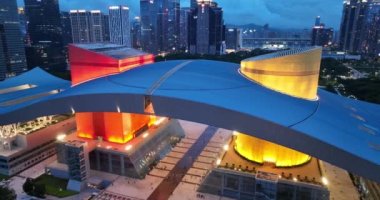 Modern gece şehrinin güzel manzarası