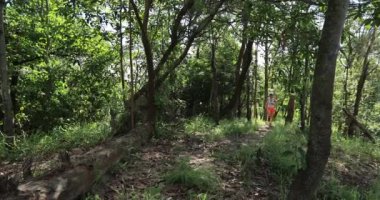 Ormanda koşan genç bir kadının görüntüleri.