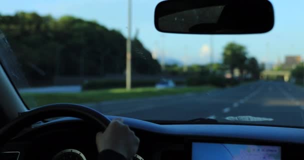Γυναίκα Που Οδηγεί Αυτοκίνητο Στο Δρόμο — Αρχείο Βίντεο