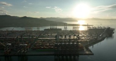 Çin 'in Shenzhen şehrindeki Yantian konteyner terminalinin hava görüntüsü.