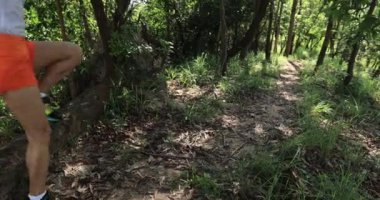 Ormanda koşan genç bir kadının görüntüleri.