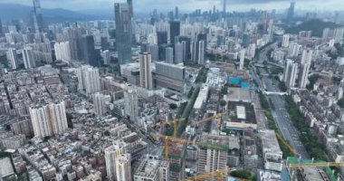 Modern şehir binalarının ve gökdelenlerin havadan görünüşü