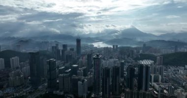 Modern şehir binalarının ve gökdelenlerin havadan görünüşü