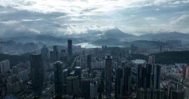 Modern şehir binalarının ve gökdelenlerin havadan görünüşü