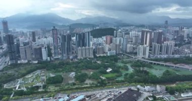 Modern şehir binalarının ve gökdelenlerin havadan görünüşü