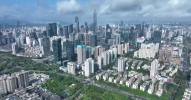 Modern şehir binalarının ve gökdelenlerin havadan görünüşü