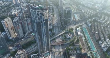 Modern Asya şehrinin insansız hava aracı görüntüsü