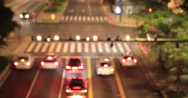 Yolları olan modern gece şehrinin güzel manzarası