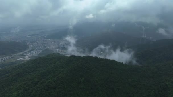 Vista Aérea Del Hermoso Paisaje Montaña Día Brumoso — Vídeos de Stock
