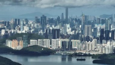 Modern şehir binalarının ve gökdelenlerin havadan görünüşü