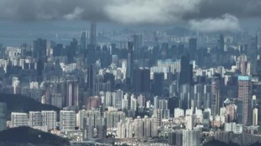 Modern şehir binalarının ve gökdelenlerin havadan görünüşü