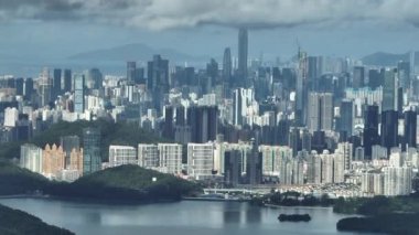 Modern şehir binalarının ve gökdelenlerin havadan görünüşü