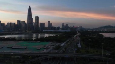 Akşamları modern Asya şehrinin havadan görünüşü