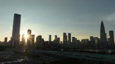 Akşamları modern Asya şehrinin havadan görünüşü