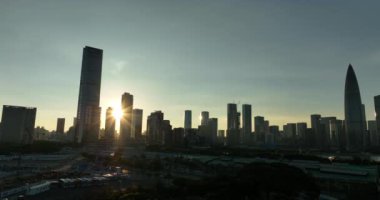 Akşamları modern Asya şehrinin havadan görünüşü