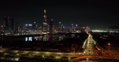 Akşamları modern Asya şehrinin havadan görünüşü