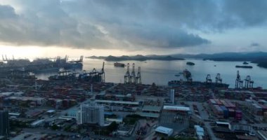 Çin 'in Shenzhen şehrindeki Yantian konteyner terminalinin hava görüntüsü.