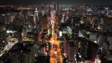 Akşamları modern Asya şehrinin havadan görünüşü