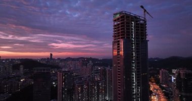 Akşamları modern Asya şehrinin havadan görünüşü