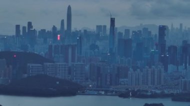 Modern Asya şehrinin insansız hava aracı görüntüsü